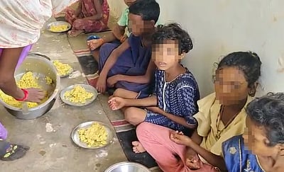 பருப்பு, காய்கறி இல்லை... பள்ளி மதிய உணவாக வெறும் மஞ்சள் சோறு! 